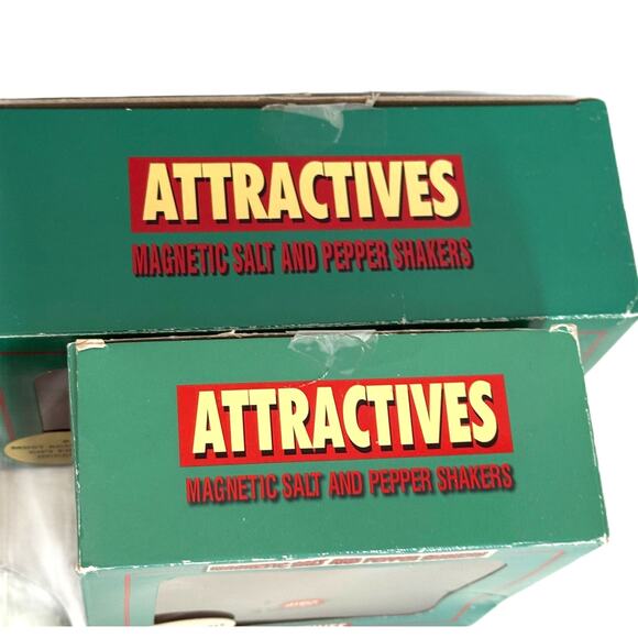 Lot 2 Attractives Magnetic Salt Pepper Shakers Chihuahua in Shoe - Peas in a Pod - Picture 11 of 11